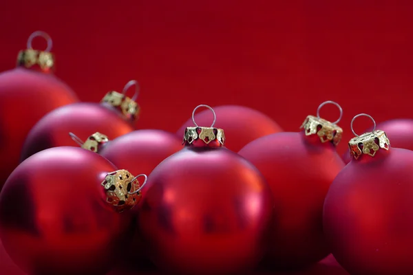 Gruppe røde juleballer, rød bakgrunn, kopirom – stockfoto