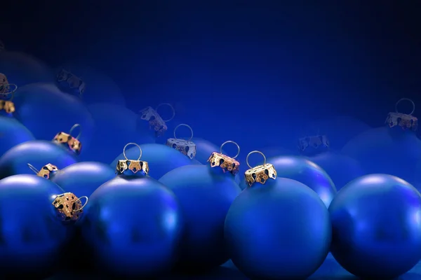 Blaue Christbaumkugeln auf unscharfem blauem Hintergrund, Kopierraum — Stockfoto