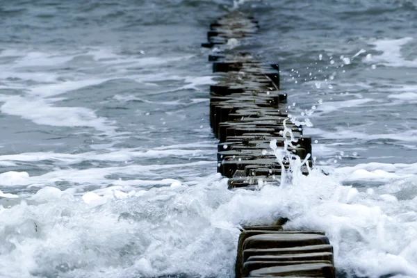 木制的防波堤和波浪在波罗的海，副本空间 — 图库照片