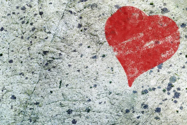 Coração vermelho pintado na textura da superfície da rocha cinza, fundo do amor — Fotografia de Stock