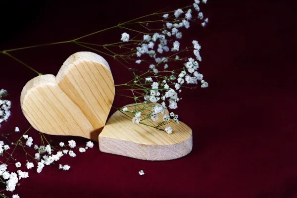 Wooden hearts and smal flowers on dark  background, valentine, m — Stock Photo, Image