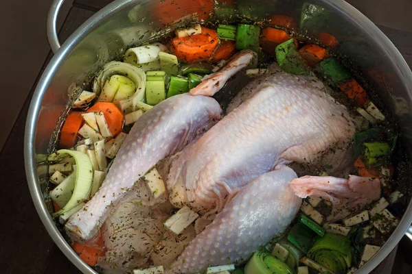 Persiapan kaldu ayam dalam panci — Stok Foto