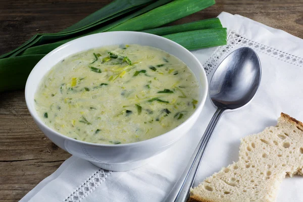 Sopa de creme de alho-poró — Fotografia de Stock