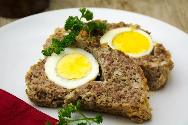 Harina de pascua, pan de carne con huevos hervidos en el interior —  Fotos de Stock