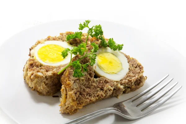 Segmenten van gehaktbrood met gekookte eieren voor Pasen — Stockfoto