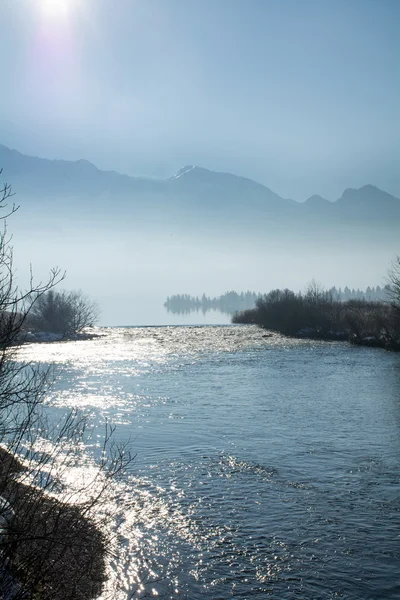 Bleu lansdcape, reflétant rivière et montagnes avec brouillard dans le b — Photo