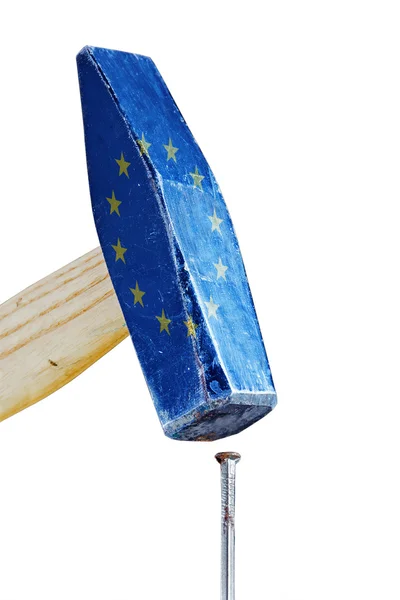 Hammer mit Fahne der Europäischen Union schlägt auf rostigen Nagel, mir — Stockfoto