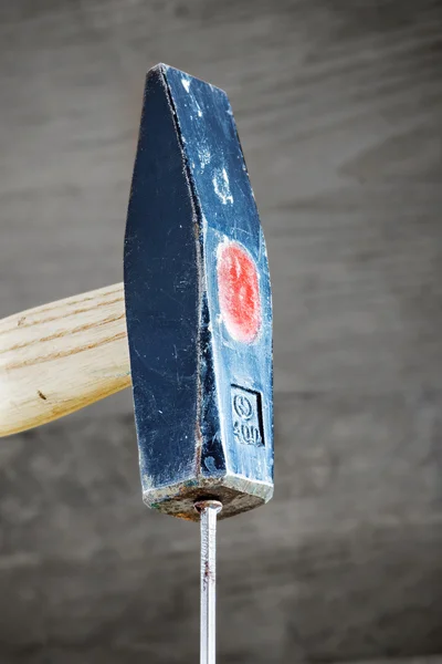 Martillo golpeando el clavo en la cabeza —  Fotos de Stock