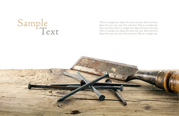 Cincel oxidado y clavos en madera vieja, aislado sobre fondo blanco —  Fotos de Stock