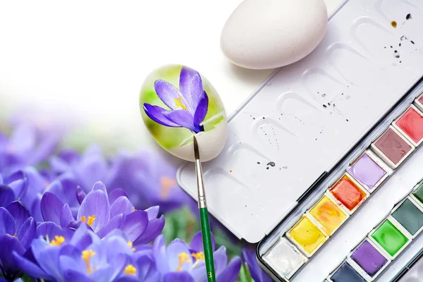Painting spring flowers on eggs for easter decoration — Stock Photo, Image