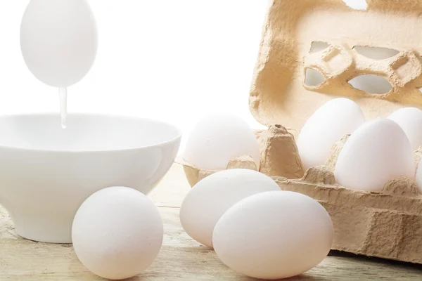 Soplar huevo blanco para la decoración de Pascua, huevos en un cartón y o — Foto de Stock