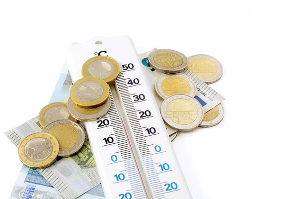 Thermometer und Geld isoliert auf weißem Hintergrund — Stockfoto