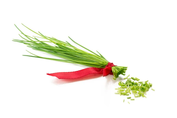 Schnittlauch mit roter Schleife isoliert auf weißem Grund — Stockfoto