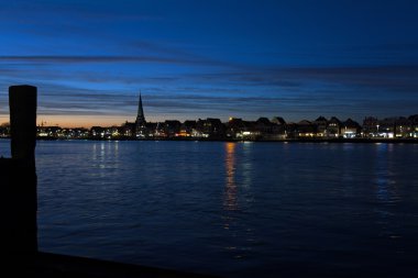 Mantova Travemuende, Alman liman kasabası havasında gece