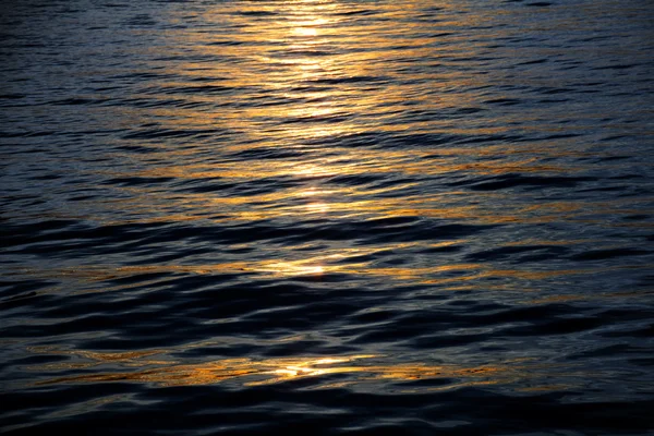 休日の背景、波穏やかな海に夕日の反射 — ストック写真