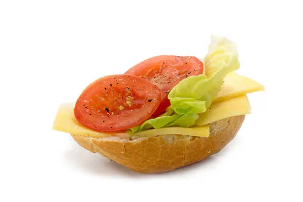 Panino con formaggio, insalata e pomodori isolati su un bianco — Foto Stock
