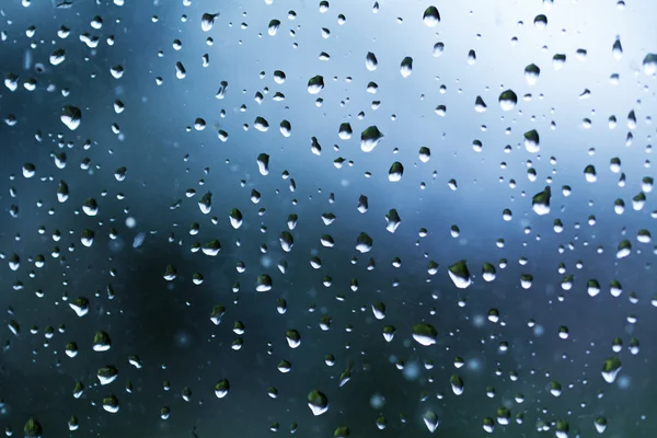 Gouttes d'eau de pluie sur un verre de fenêtre — Photo