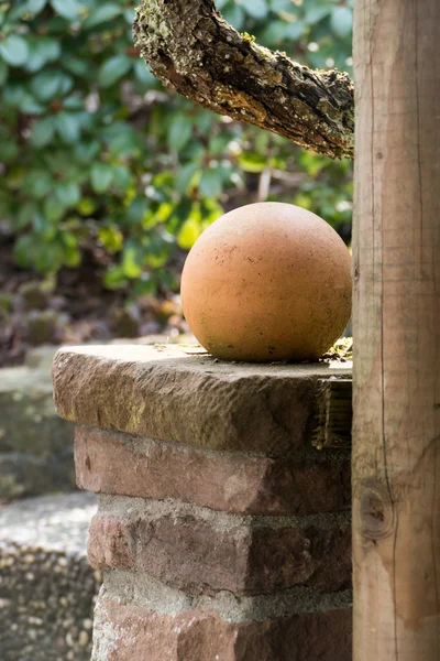 Bola de cerámica como decoración de jardín — Foto de Stock