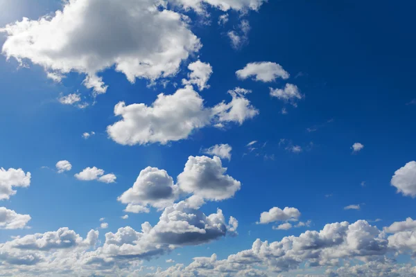 Nuvens brancas e céu azul — Fotografia de Stock