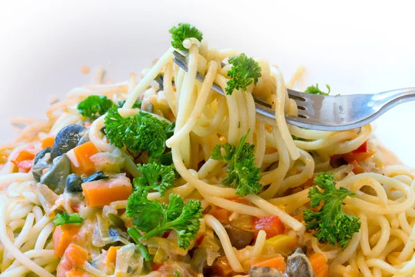Spaghetti med grönsakssås, vegetariska och hälsosamma, närbild — Stockfoto