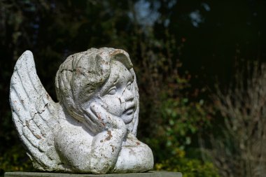 Seramik boya beyaz dökülüyor ile putto veya çocuk melek heykeli 