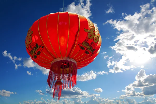 Cina lentera merah terhadap langit biru dengan awan — Stok Foto