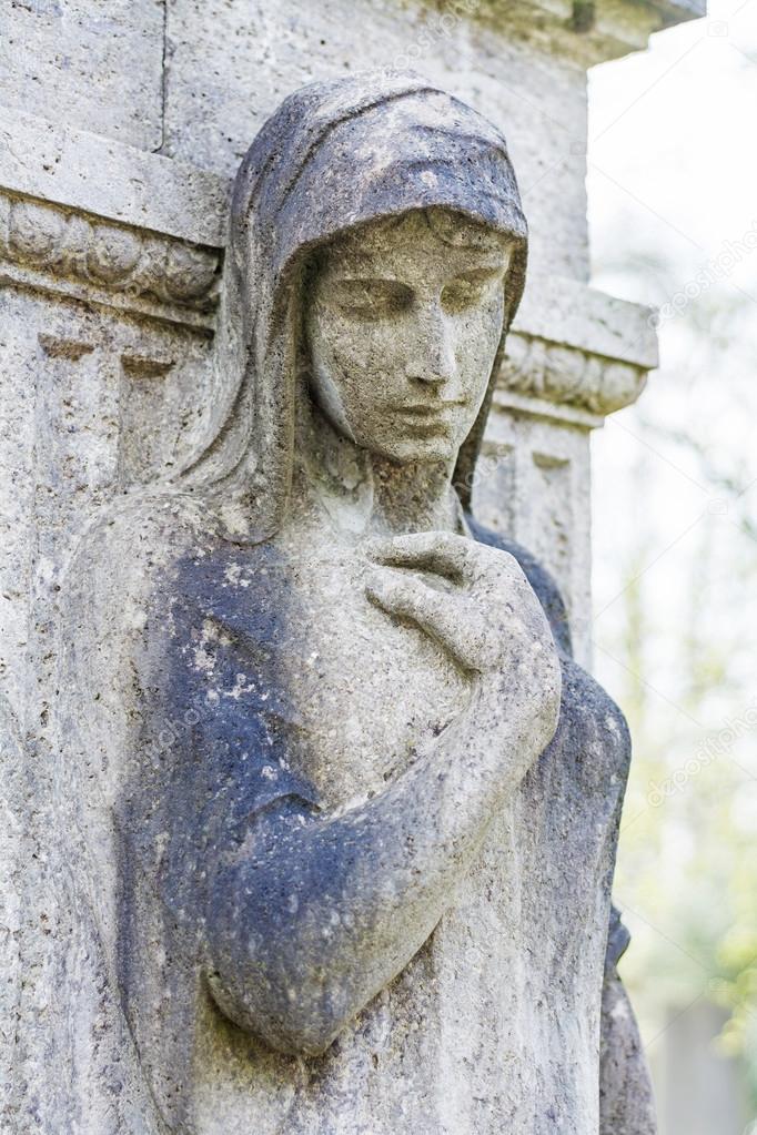 femal statue as a grave stone