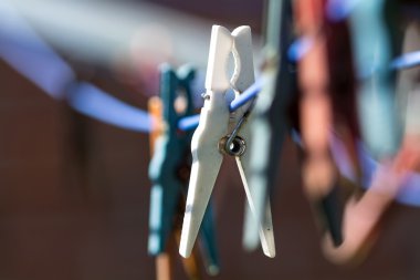 üst üste bir çamaşır satırındaki plastik clothespins yakın çekim co ile