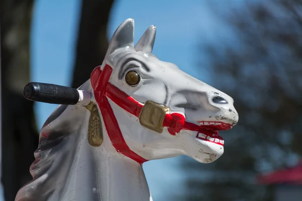 Hlava starého Kolotočových koně nebo mince ovládané Houpací kůň — Stock fotografie