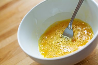 dayak yumurta omlet için hazırlık bir çatal ile