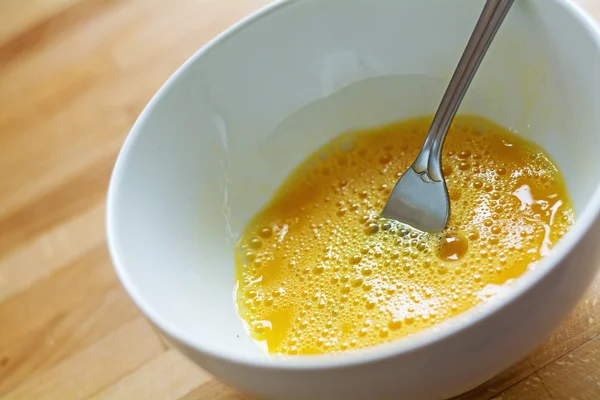 Batiendo el huevo con un tenedor, preparación para huevos revueltos — Foto de Stock