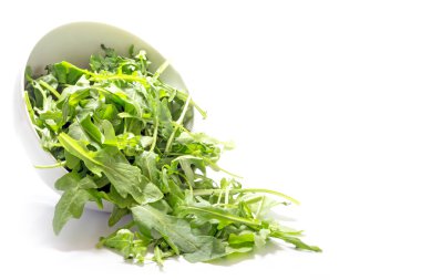 Roket salata yaprakları, rucola veya seramik bir B'den düşen roka,
