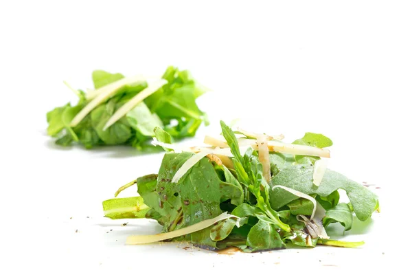 Cumuli di insalata di rucola con parmigiano e aceto balsamico isolato — Foto Stock