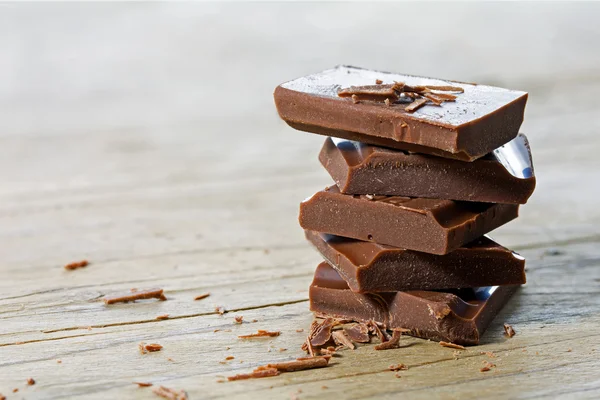 Pile de morceaux de chocolat, gros plan avec mise au point sélectionnée — Photo