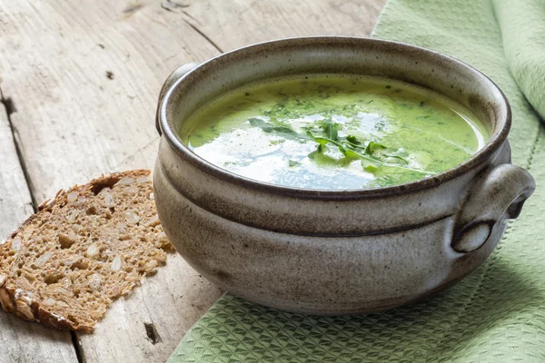 Sopa verde com brócolis, rúcula e espinafre em uma tigela de cerâmica — Fotografia de Stock