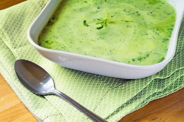 Green  soup from vegetables and herbs in a square shaped white p — Stock Photo, Image