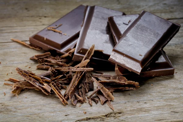 Cioccolato fondente su vecchio legno rustico — Foto Stock