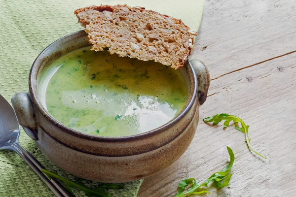 Green cream soup from vegetables and herbs with bread in a rusti — Stock Image Green cream soup from vegetables and herbs with bread in a rusti Stock Picture