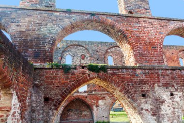 kemerli kırmızı tuğla bina, bir manastır Kuzey harabe içinde 