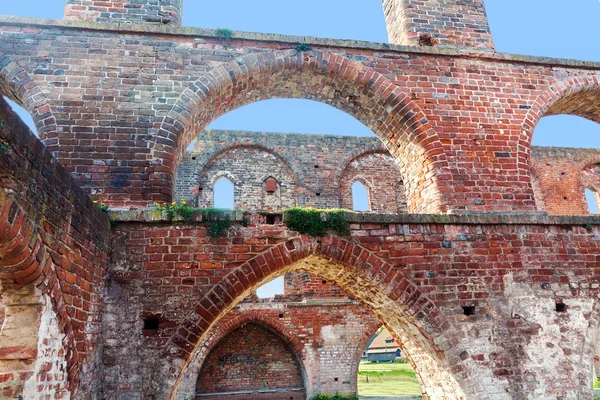 Arcos de ladrillo rojo en una ruina de un edificio del monasterio, norte —  Fotos de Stock