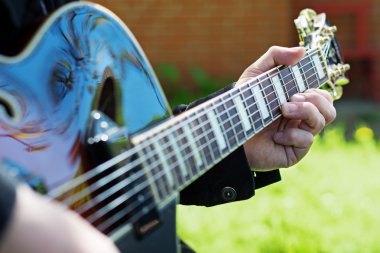 adam gitar, ayrıntı seçili odak o ile oynayarak müzik yapma