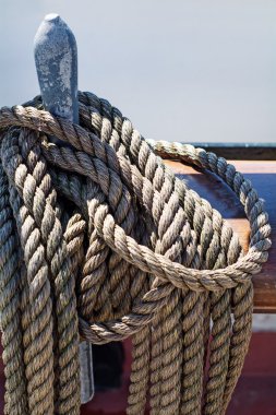 halatlar üzerinde bir antik yelkenli gemi