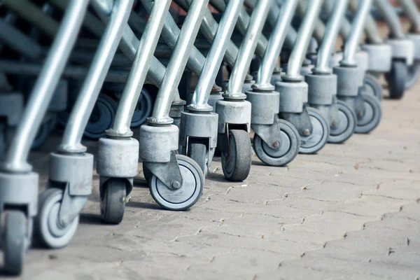 斜行、選択したフォーカスでショッピングカートの車輪 — ストック写真