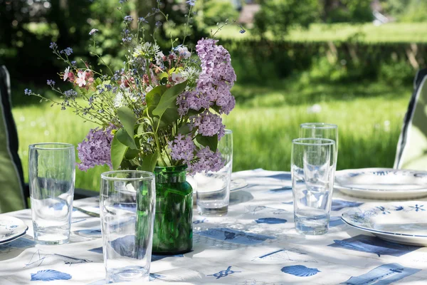 Decorated garden table to eat outside in the early summer — Stock Photo, Image