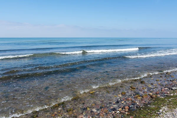 Havet surfa på en strand med småsten vid Östersjöns strand, kopia spa — Stockfoto