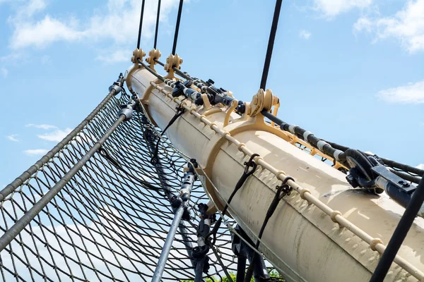 Bowsprit e rede de segurança de um navio alto histórico — Fotografia de Stock
