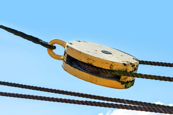 Pulley with ropes against the blue summer sky — Stockfoto