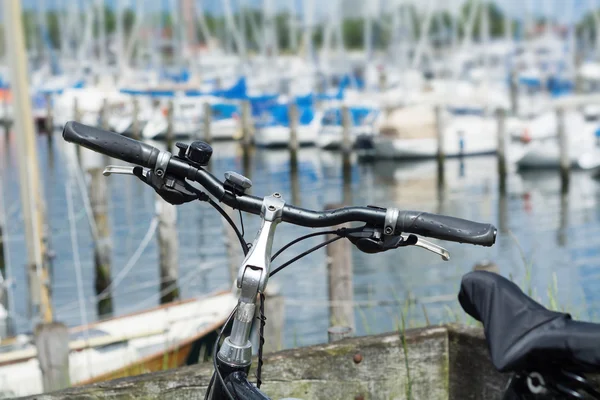 Bicicleta na frente da marina com iates embaçados — Fotografia de Stock