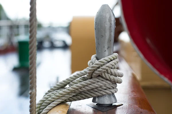 Touw op een oude lange schip — Stockfoto