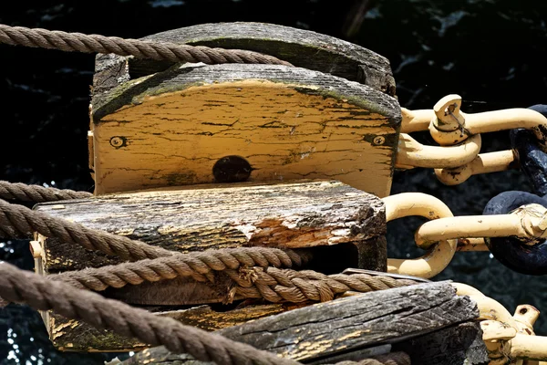 Ropes and old pulley on a historic sailing ships — Stock Photo, Image